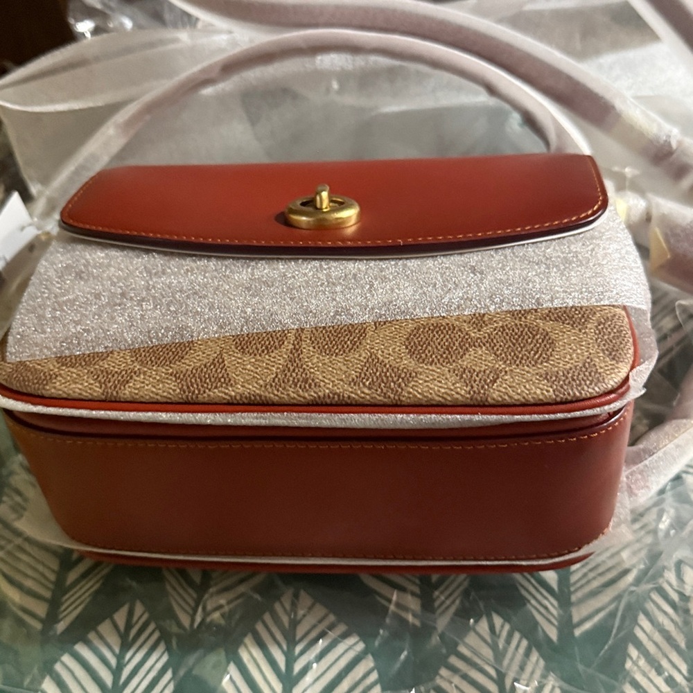 Sold❌‼️Cassie Crossbody Bag 19 In Signature Canvas - Picture 9 of 16